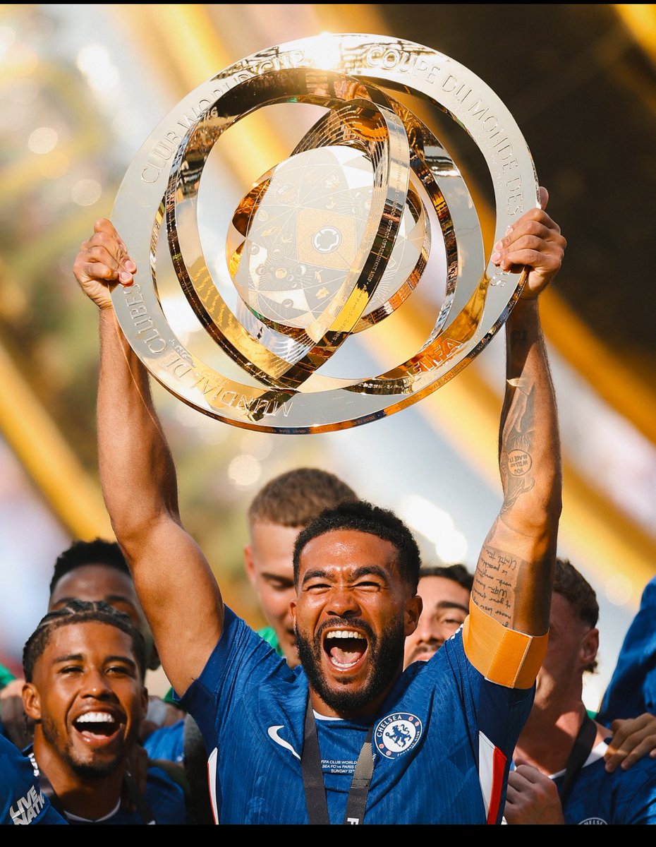 obeyshava1's tweet image. It really doesn’t look like a trophy. I used to see something like this in Indian movies. If Chelsea is ok with an octopus like trophy, then congratulations to them.