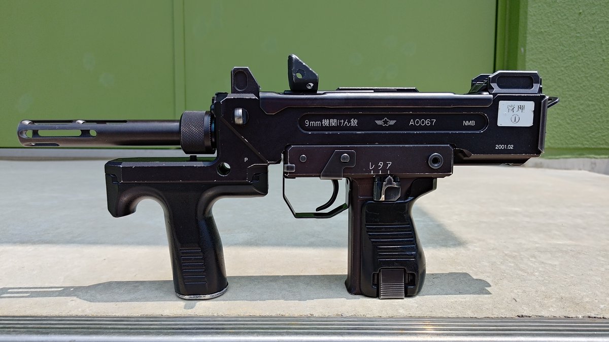 主に警備部隊で使用している9mm機関拳銃。 右から安全（ア！ンゼン