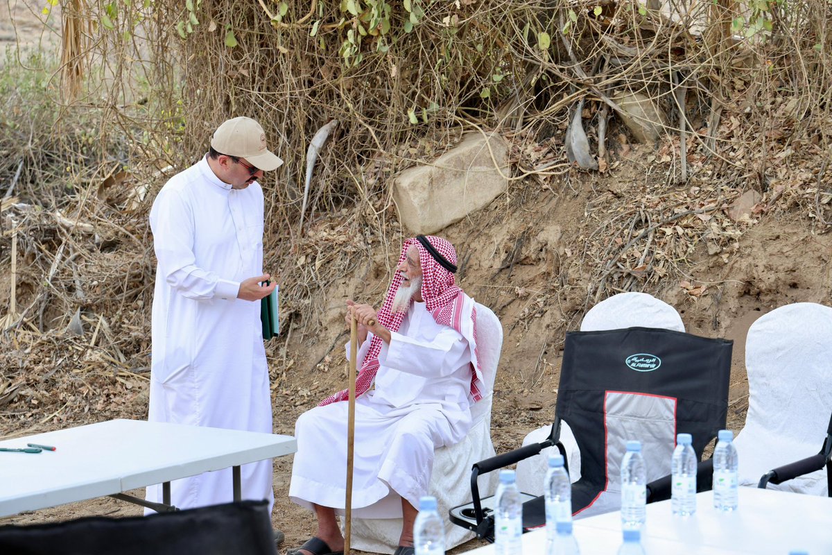 حينما يكون المسؤول أباً وأبناً ..
حينما يكون المسؤول سنداً وفخراً 
حينما يكون المسؤول مسؤولاً 
حينها تجد المسؤول والقائد الميداني 
الأمير  #تركي_بن_طلال أمير منطقة #عسير
مع الكبير والصغير في أماكنهم وفي خدمتهم 
منفذاً توجيهات ولي الأمر لخدمة المنطقة وأهلها