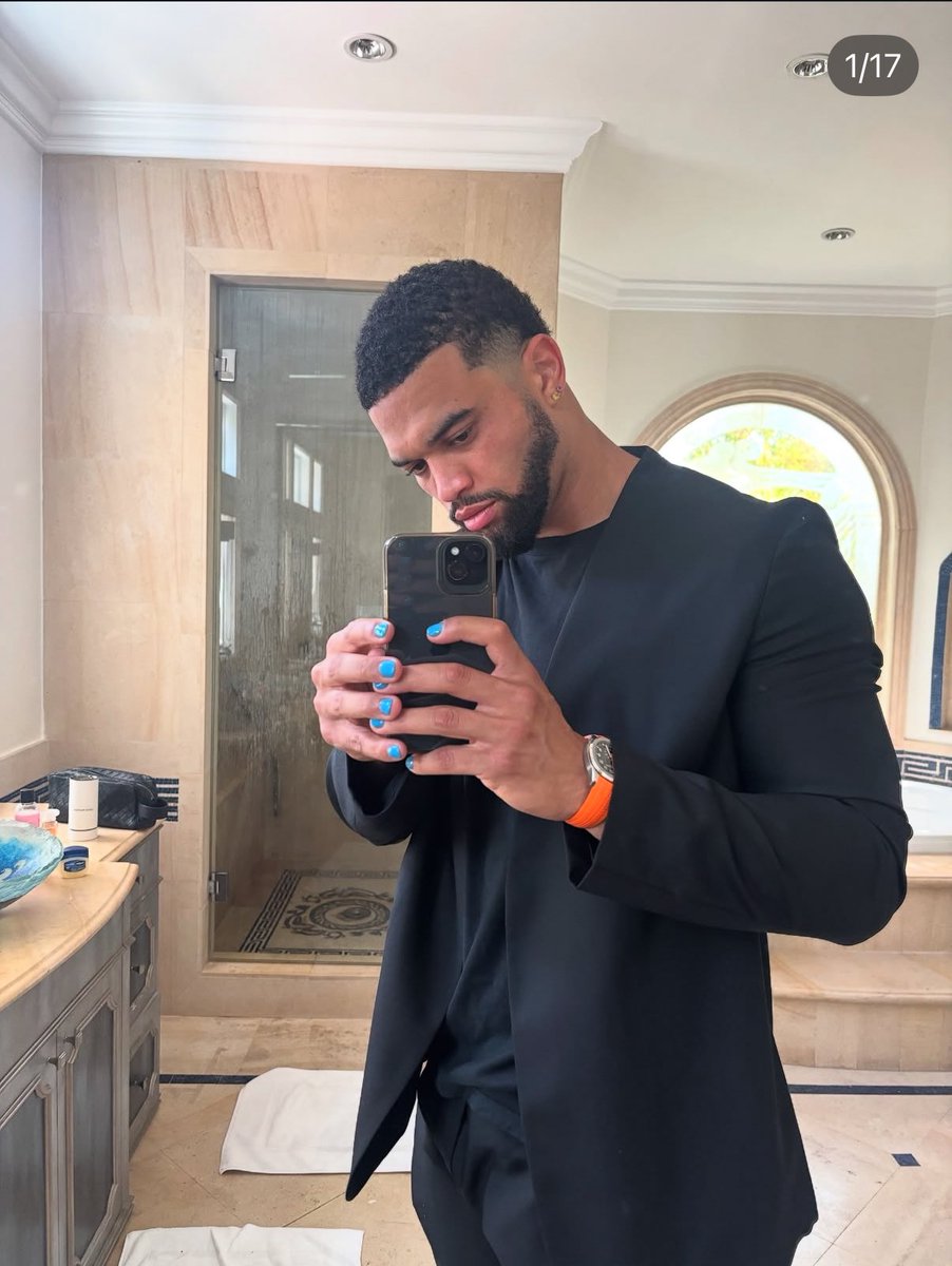 What I love about Caleb Williams is he’s unapologetically him. Painting nails don’t bother me. Nor do I associate it with homosexuality/masculinity. 

I see a guy who doesn’t want to fit into the box society created and I love that.