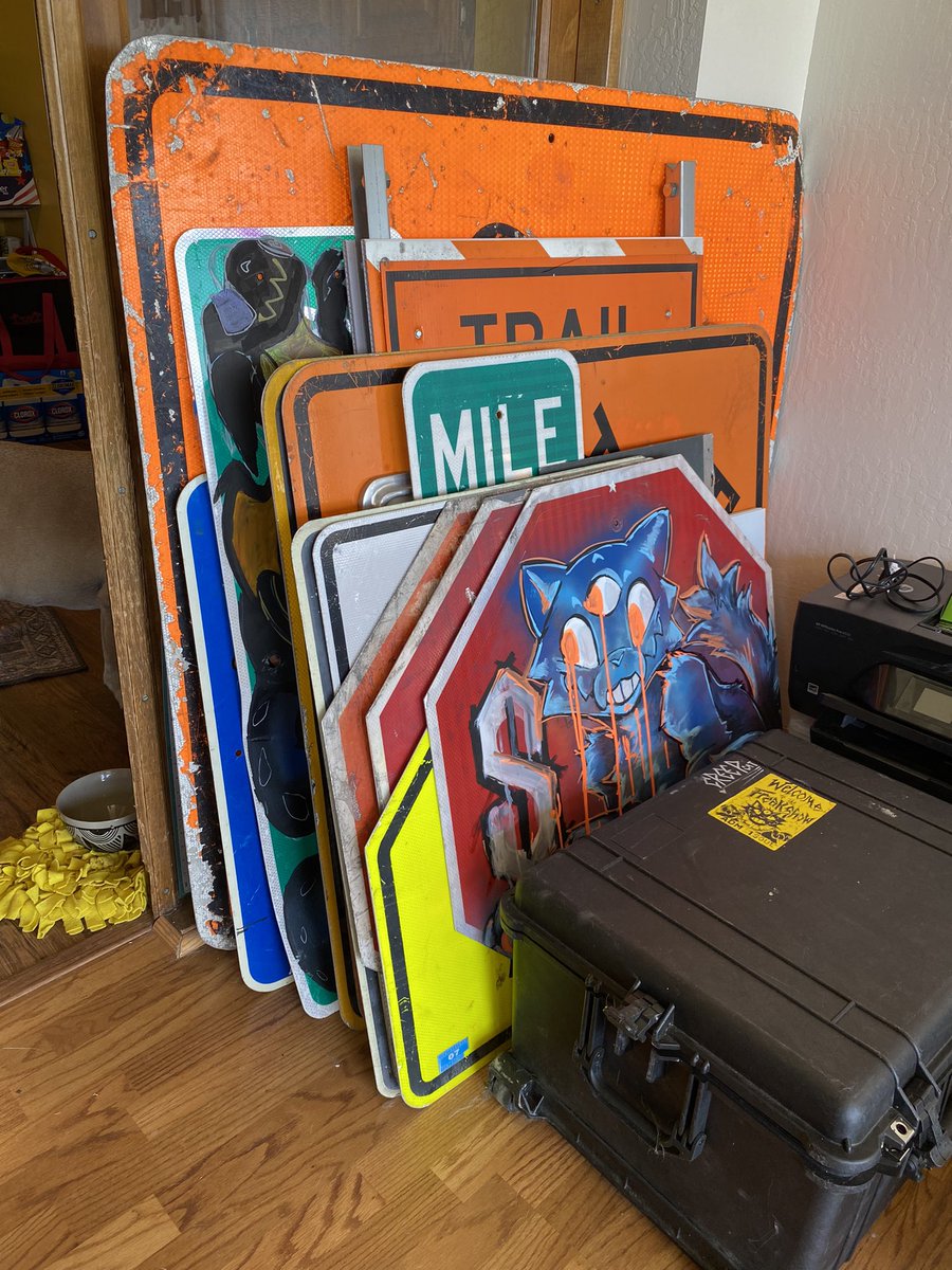 Doing a ✨rare✨ custom sign comm through the telegram group. 

Let me draw your weird goopy animals (or whatever really)