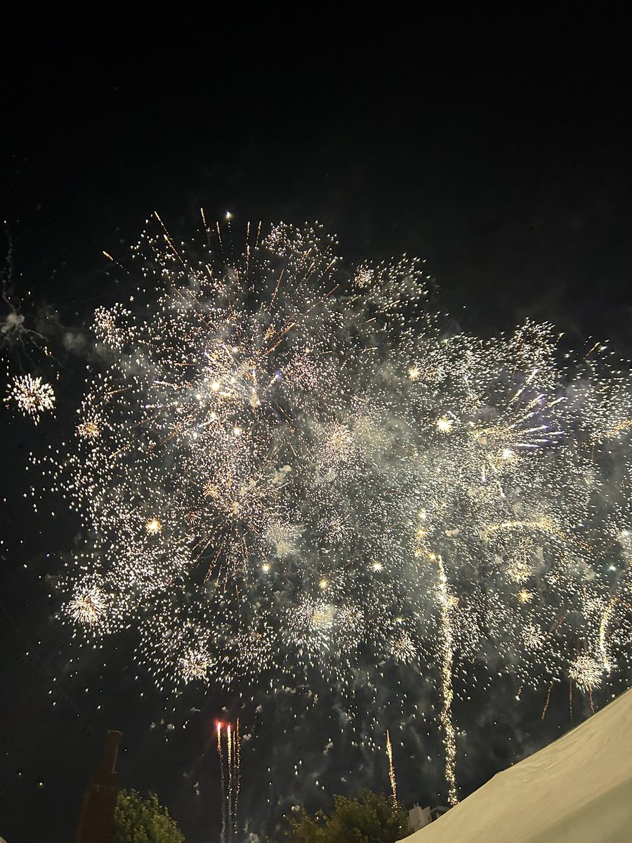Record d’affluence et d’ambiance ce soir sur la place des Fusilles et Deportes requalifiee qui accueillait le traditionnel concert du 13 juillet clôturé par un magnifique feu d’artifice🎇 
Une soirée familiale et populaire comme on les aime à <a href="/LaMadeleine_59/">Ville de La Madeleine - Officiel</a>