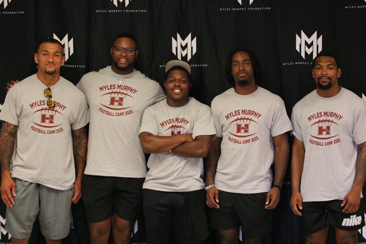 HgroveFootball's tweet image. 🎉 HUGE THANK YOU/APPRECIATION To @BigMurphy_25, @eazyengram, @Jay_Mccollough2, @ChigTweets, @RoyalsJalen, @lancelwise, And ALL Of Our Hillgrove Family For An OUTSTANDING 2025 Skills Camp‼️

🗣️ Best of Luck To These Men In Their Endeavors This Year‼️

#GGOD | #LegacyHawks | 🐐