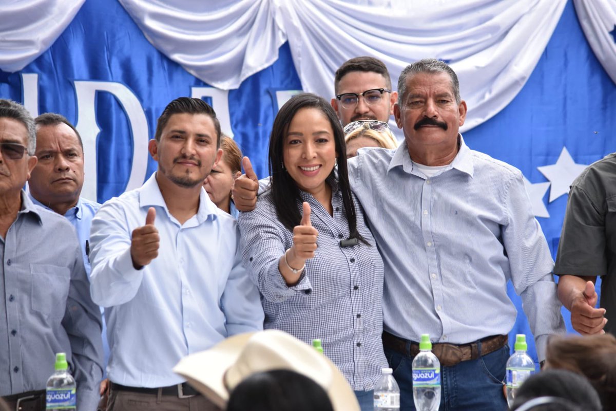 LissiCano's tweet photo. En #Lepaterique sellamos la UNIDAD TOTAL que tiene sabor a victoria. 
 
#FirmesConPapi #FirmesConBayron #FirmesConLepaterique #FirmesConFM #LissiDiputada #Casilla94 https://t.co/EdU7C62geM