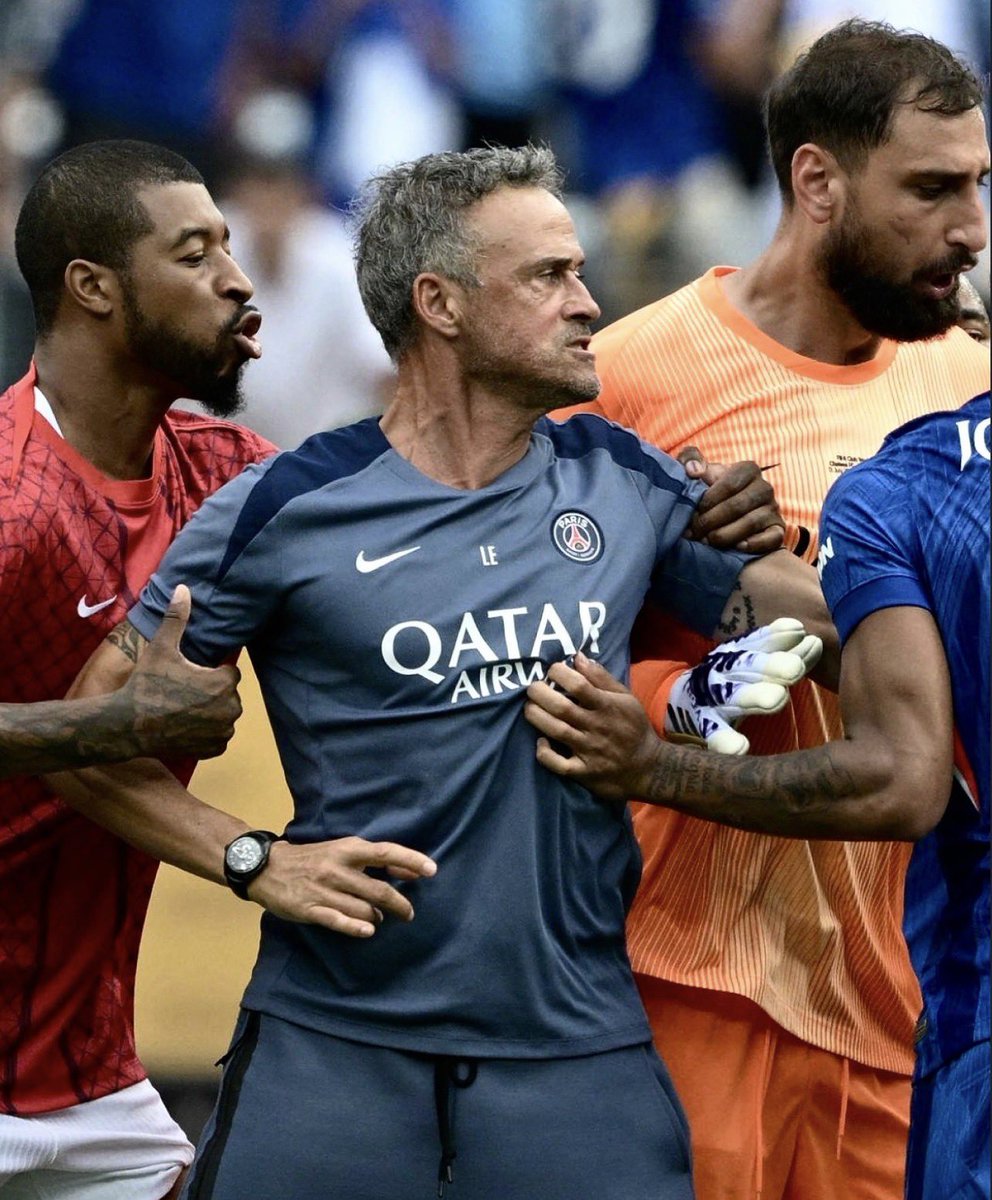 Chelsea_FR_'s tweet photo. 🎙️ Iturralde Gonzalez (ancien arbitre) : 

« Luis Enrique pourrait être suspendu longtemps après avoir giflé João Pedro.

Il pourrait même passer un certain temps sans pouvoir s'entraîner. »

👏🏼👏🏼 https://t.co/xoIofszqmj