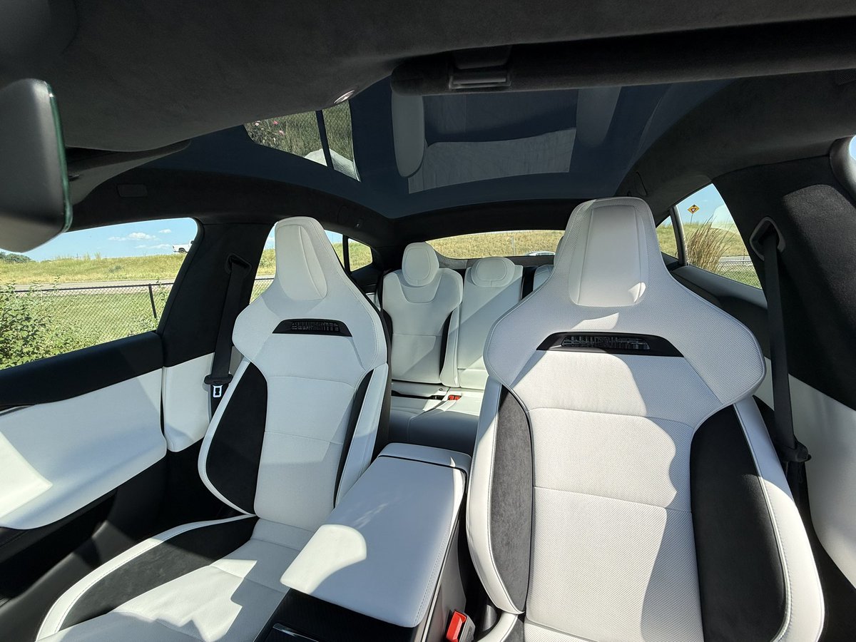 teslaflexx's tweet image. The sport bucket seats in the Model S Plaid really tie the whole car together 😮💨