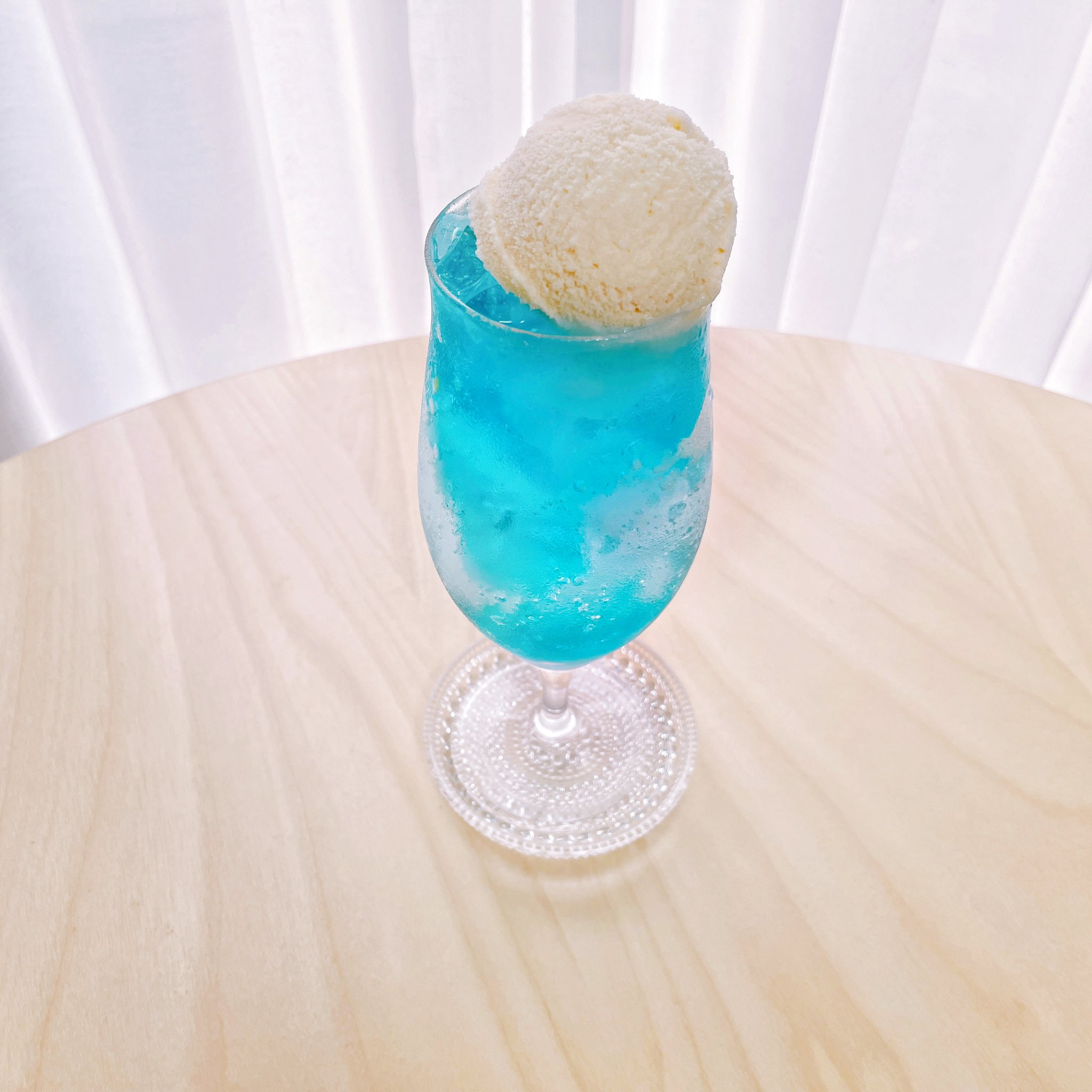 月の見える朝のクリームソーダ 紫がかった青色のソーダに、レモンの輪切りを満月に見立てて