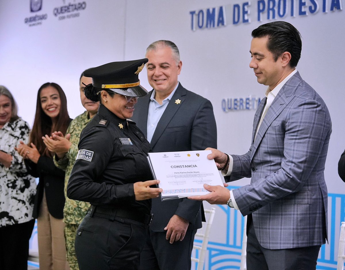 PVozdelaSierra's tweet image. #Capital El presidente municipal de Querétaro, Felipe Fernando Macías Olvera, tomó protesta a las y los oficiales que integran la primera generación de la administración 2024-2027 que concluyeron la formación inicial para policía de proximidad municipal
ℹ️ tinyurl.com/5n7kh39z
