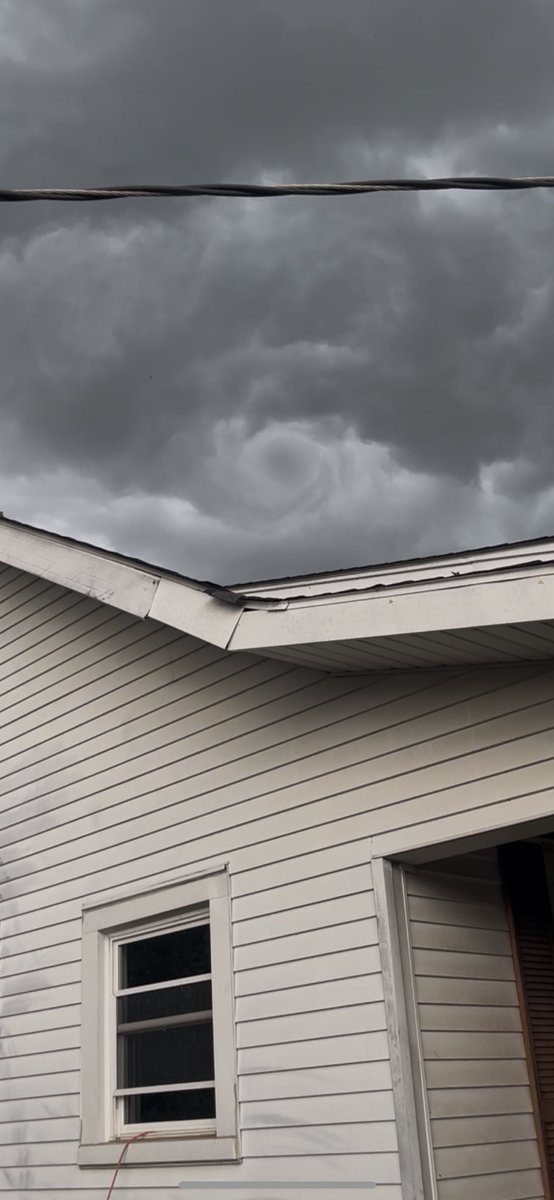 Gabigail01's tweet photo. Above my house in Auburn @0meterChasers https://t.co/2n1NiCoEQh