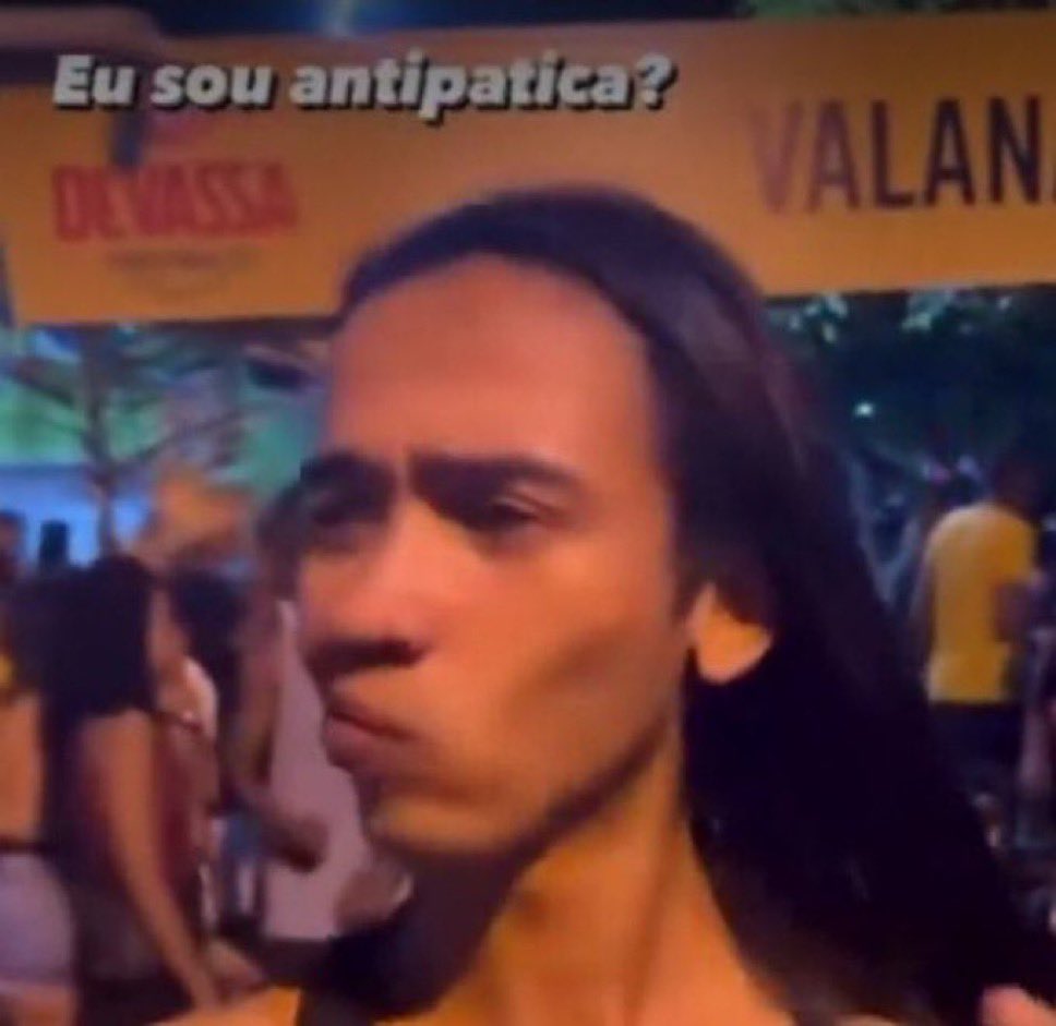 odeio quando o aniversariante escolhe um sabor de bolo que ele gosta mas EU não gosto