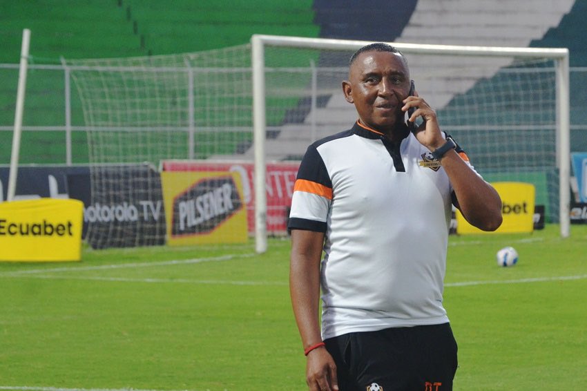 Son conscientes de que Pechón León juega con esta alineación en Libertad y lo tiene en puesto de hexagonal por el título en la #LigaEcuabet ?

Ni un sólo extranjero y con plantilla de Serie B.

Pero Ecuador es un país generoso con los de afuera 😜