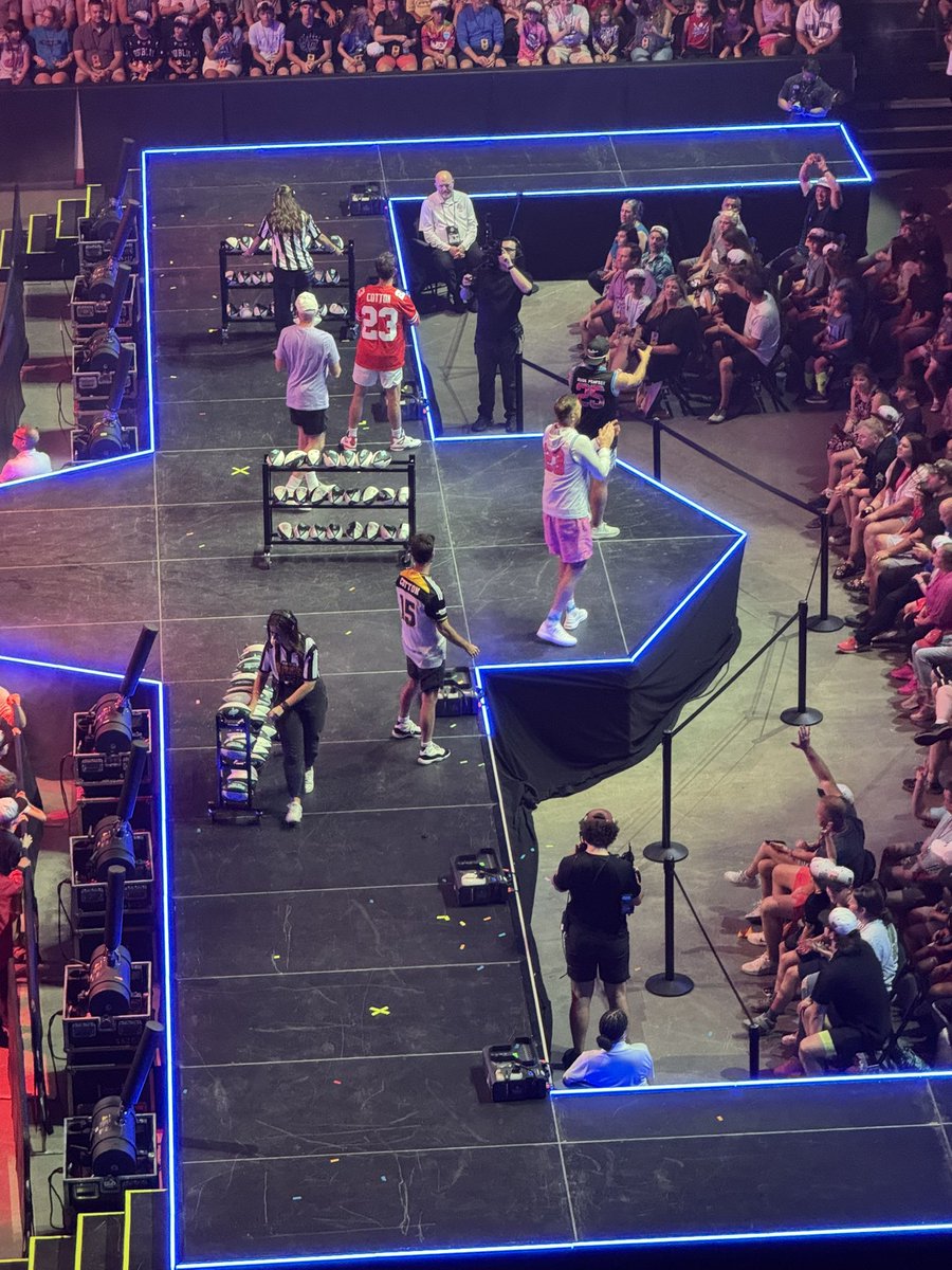 Gargan64's tweet image. #Dudeperfecttour