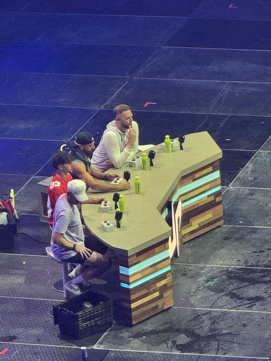 Gargan64's tweet image. #Dudeperfecttour