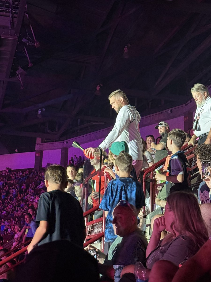Gargan64's tweet image. #Dudeperfecttour