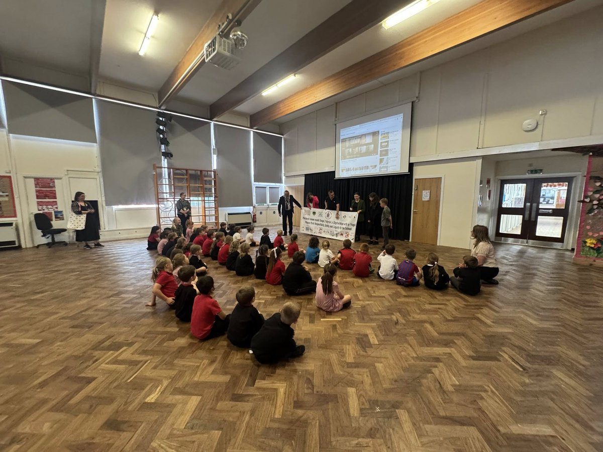 meglloydhughess's tweet image. Not only have the young people in Mold town youth council won a national award for the best youth initiative, they have been working on a parking project to stop dangerous parking by local schools. Da iawn pawb!