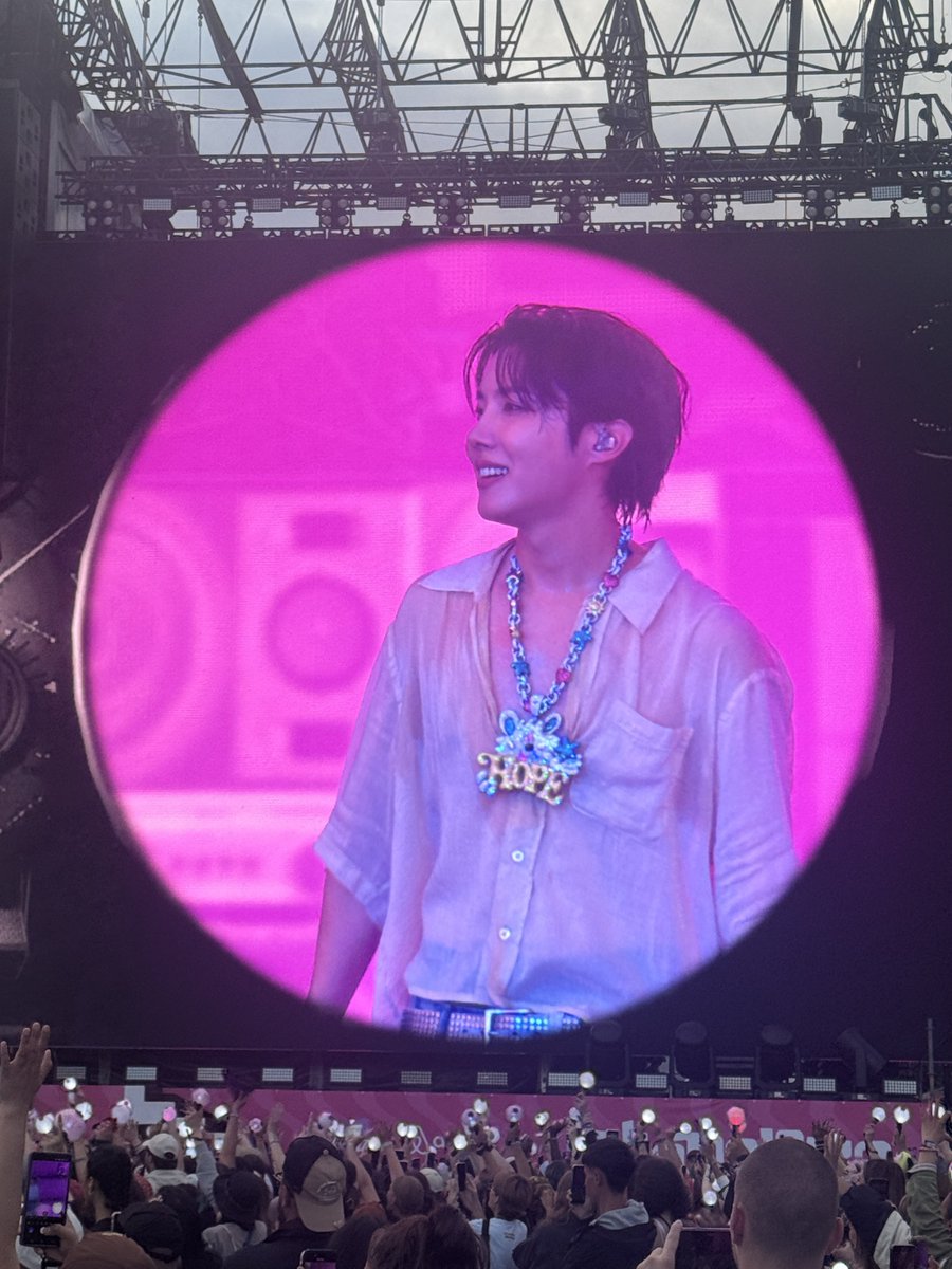 selegendipity's tweet image. THE DAY FINALLY CAME AND I CANNOT BELIEVE THIS ACTUALLY HAPPENED 😭 #HOBIPALOOZA2025