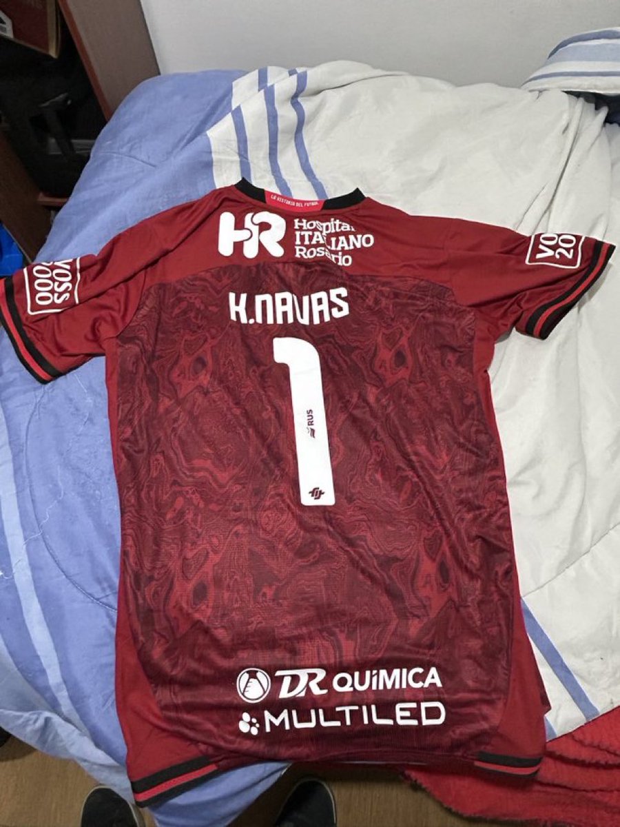 ismanewells_'s tweet image. alguien puede pensar en mi que me compre la camiseta hace dos dias