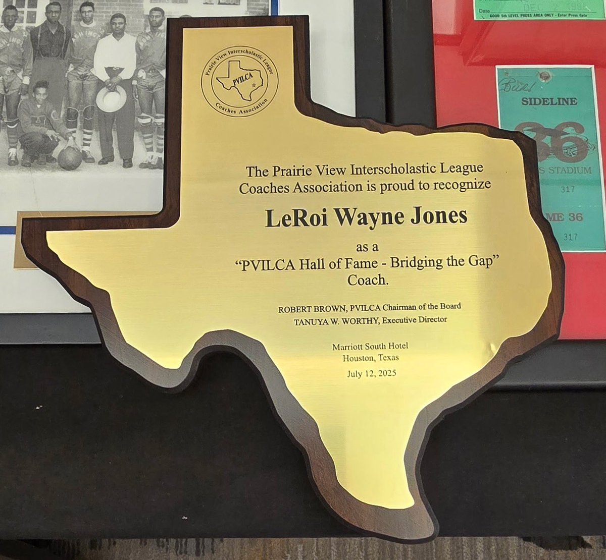 EHSSports's tweet image. Congratulations to Coach Jones for being named a Prairie View Interscholastic League Coaches Association Hall of Fame Bridging the Gap Coach! #KnightsStandOut