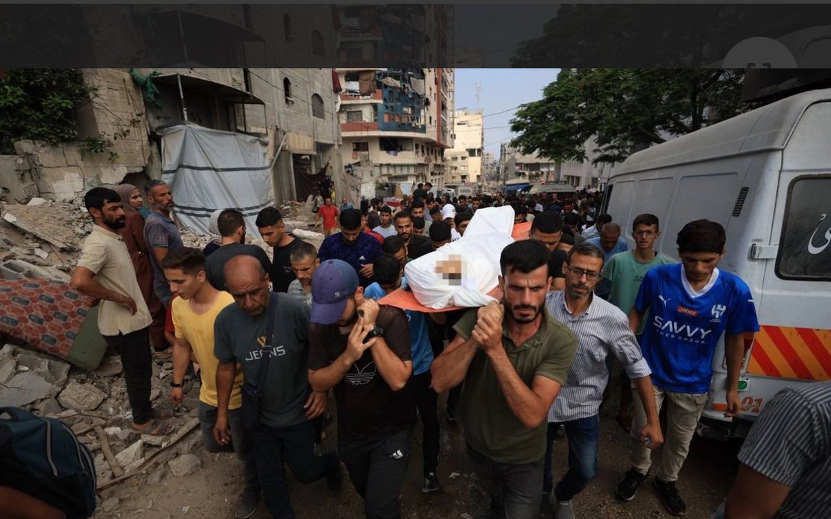 İşgalci İsrail hapishanesinde doğan, çocukluğuna dair tek bir fotoğrafı olmayan Yusuf ez-Zek, 17 yaşında işgalci İsrail'in evine düzenlediği saldırıda şehit oldu! 

Yusuf, 2008 yılında 2 aylık hamile annesi Fatma ez-Zek'in (56) Gazze'den tedavi için ayrılırken İsrail tarafından