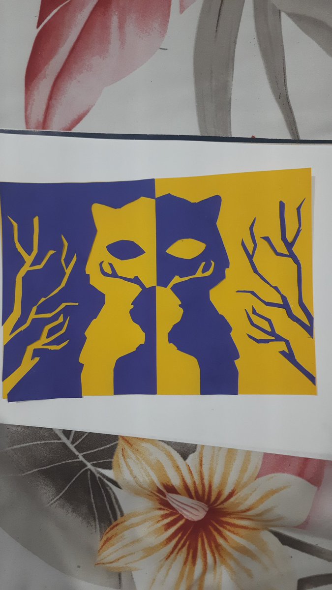 ourfairyeonjun's tweet photo. Quando você é moa e estuda artes visuais. O professor mandou fazer um desenho simétrico negativo e positivo, que eu fiz algo do txt, mas de uma maneira bem simplificada, o que acharam? https://t.co/VfMDw7UIJw