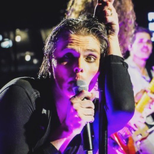 mikey ⚰︎ // #1 ibymbybmyl fan (@panicmustdie) on Twitter photo nonbinary flag picked from this photo of gerard way nonbinary flag picked from this photo of gerard way