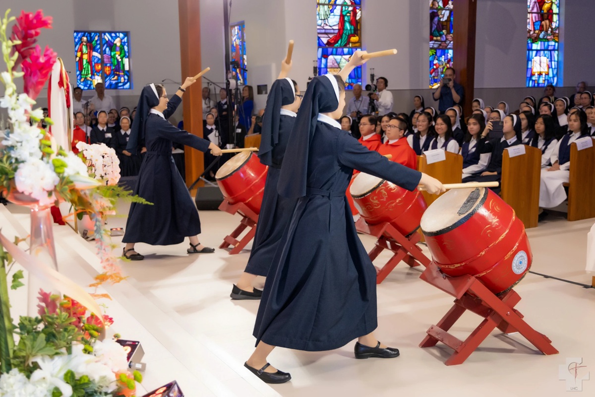 NunsHolding's tweet image. Three Religious Sisters of the Congregation of Lovers of the Holy Cross (Hội Dòng Mến Thánh Giá) in Los Angeles, California playing traditional drums. Photo from the Sisters' website at lhcla.org/mediahome in the "Exaltation of the Holy Cross" September 2024 gallery.