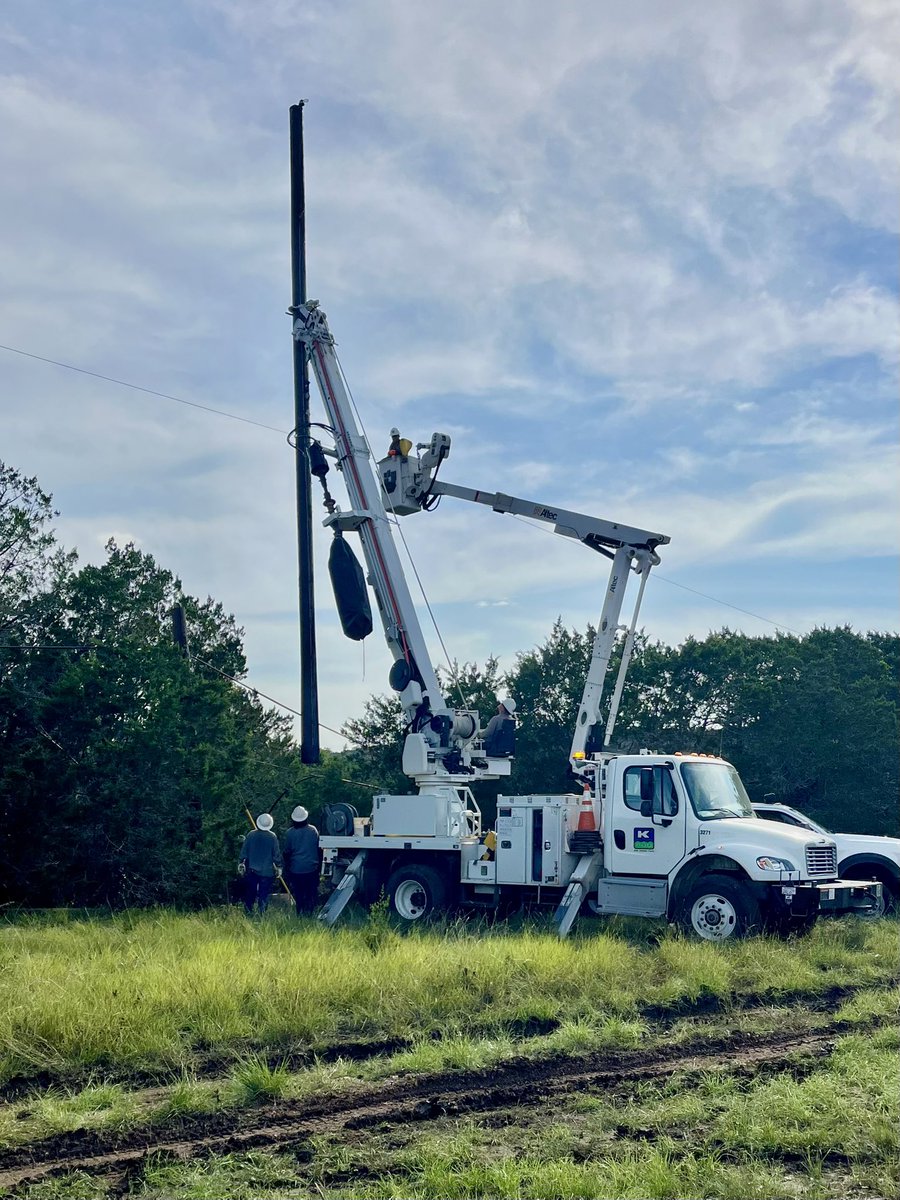 The flood damage aftermath continues, and so do our hardworking #KPUB linemen. ⚡️ We’ve replaced 70+ utility poles as a result of this event, with the majority of them being in the West Kerr Region.
#hillcountrystrong #communitypowered #wepoweron