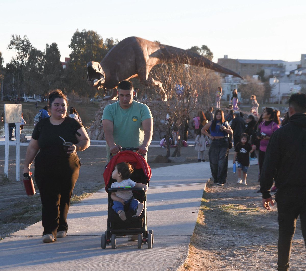 CIENTOS DE FAMILIAS DISFRUTARON DE LA RESERVA NATURAL PARQUE LAGUNA CACIQUE CHIQUICHANO

Recorrí la Reserva Natural  Parque Laguna Cacique Chiquichano y me encontré con una imagen gratificante: cientos de familias disfrutando del espacio público en un día que pareció de verano.