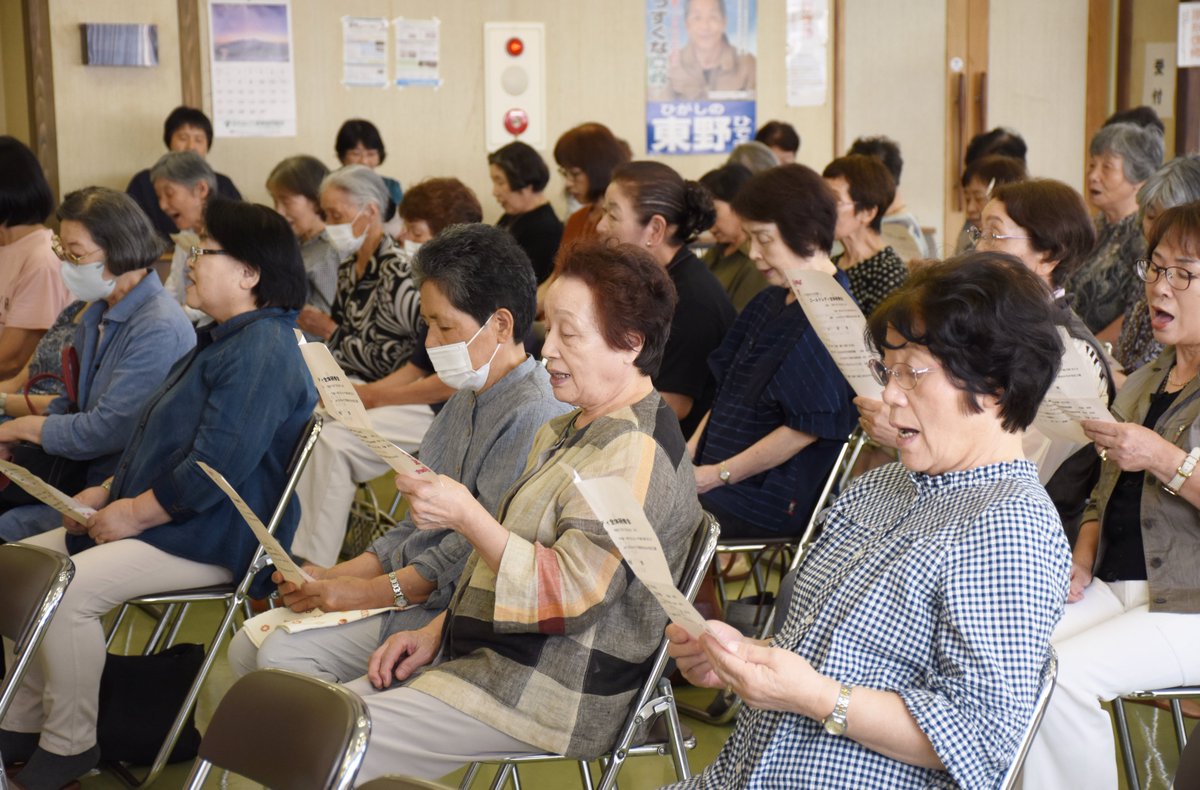 ７月９日、酒田みなみ支店にて「ＪＡ庄内みどり女性部ゴールドレディ全体研修会」が開かれました。歌手でボイストレーナーの佐藤良子さんをお招きし、歌の披露と中島みゆきさんの「糸」を指導していただいて参加者の皆さんで歌いました。笑顔が絶えず、とても楽しい会となりました！！