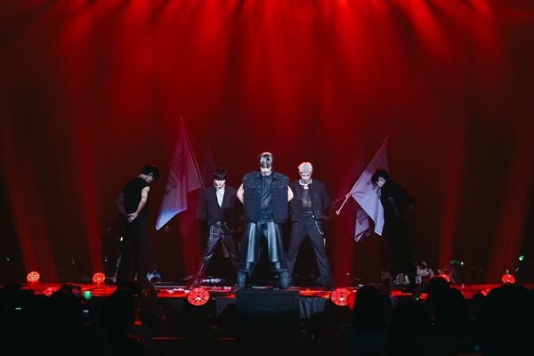 kbsworld_enter's tweet photo. FIVE O ONE, 데뷔 20주년 단독 콘서트 서울 공연 성료! 미공개 신곡도 깜짝 공개
김현중X허영생X김규종, 팬들과 함께 울고 웃었다

<사진 : 헤네치아>

#FIVEOONE #파이브오원 #FIVE_O_ONE https://t.co/wRHoDRXUKd