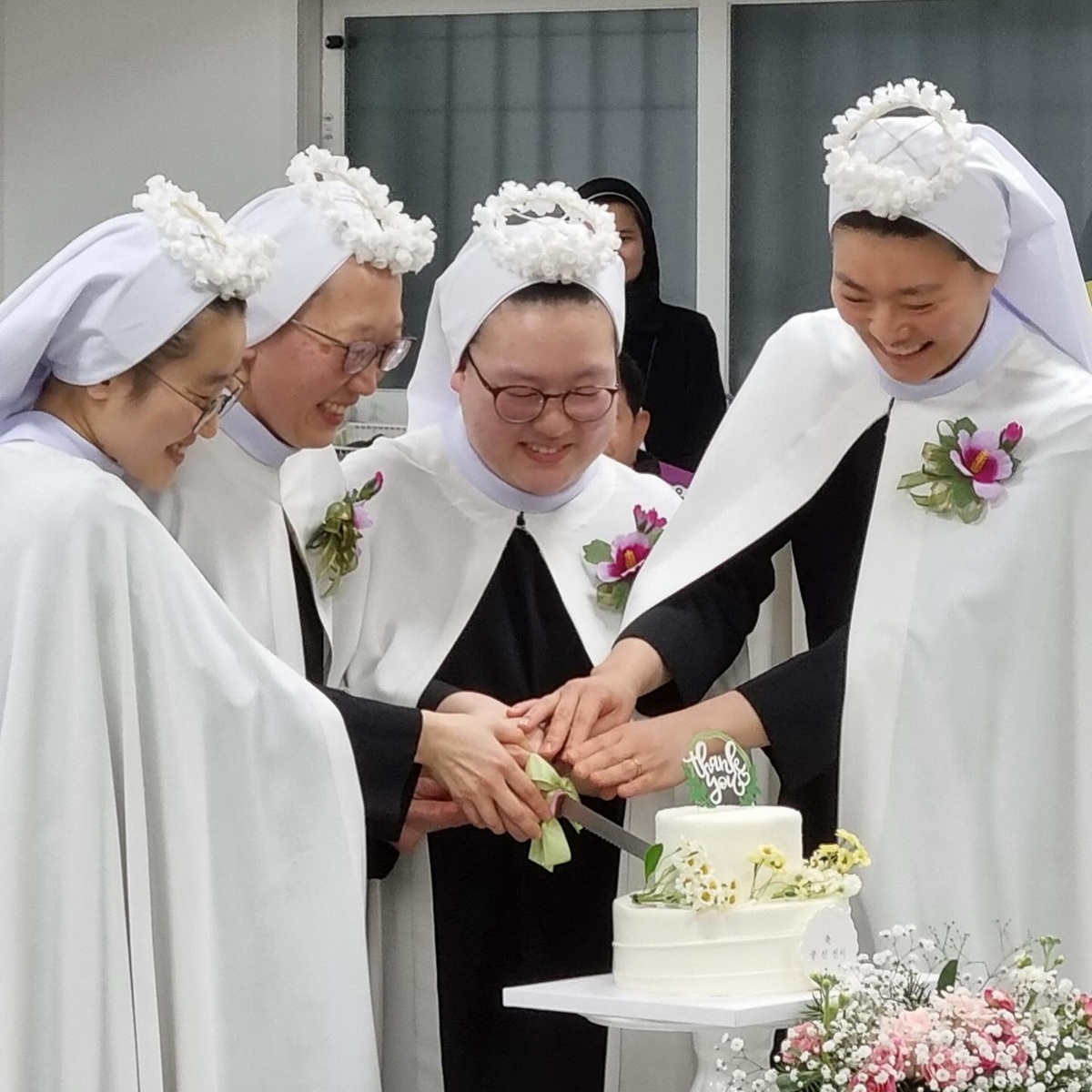 NunsHolding's tweet image. Four Religious Sisters of the Sisters of the Blessed Korean Martyrs in Korea cutting a cake after professing their religious vows. Photo from the Sisters' United States Vocations page at facebook.com/permalink.php?….