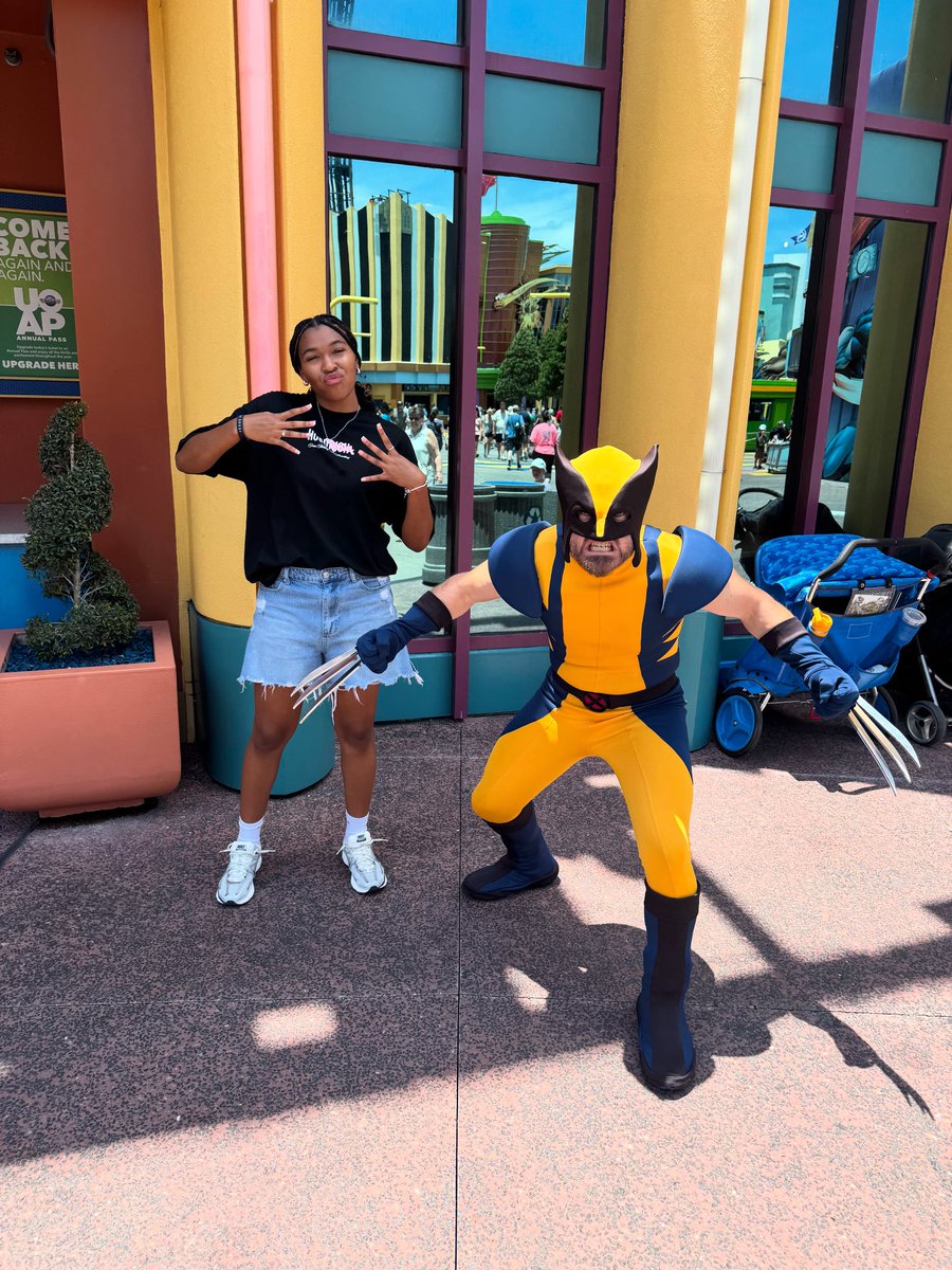 Quick pic with wolverine at <a href="/UniversalORL/">Universal Orlando Resort</a>
