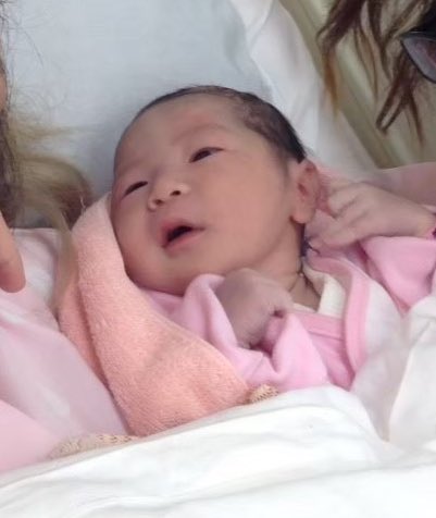 僕「お誕生日おめでとう、9歳やね」
娘「9歳なった感じせーへん」
僕「まぁ目で見てわかるもんちゃうからな」

元嫁が消えてから3回目の娘の誕生日。
親としては目で見てわかる成長やしサレや離婚を通じてこの育児環境や充実さを肌で感じてるんやで。
子の誕生日で自分の充実さを改めて感じれました。