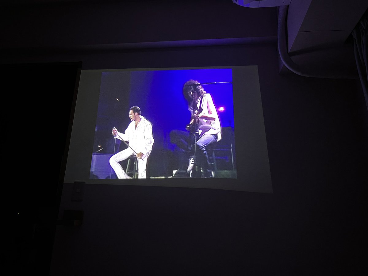 おはようございます。昨夜はボウイを見たのち、Queen のオフィシャルチャンネルに移動して、40年前のオンタイム配信を楽しんで寝た。トイレに行く暇すらない、7時間でした。楽しかった、50周年もやってくださいね。その頃には夜更かし気にしなくていい生活になってるかな？
#ライブエイド40周年