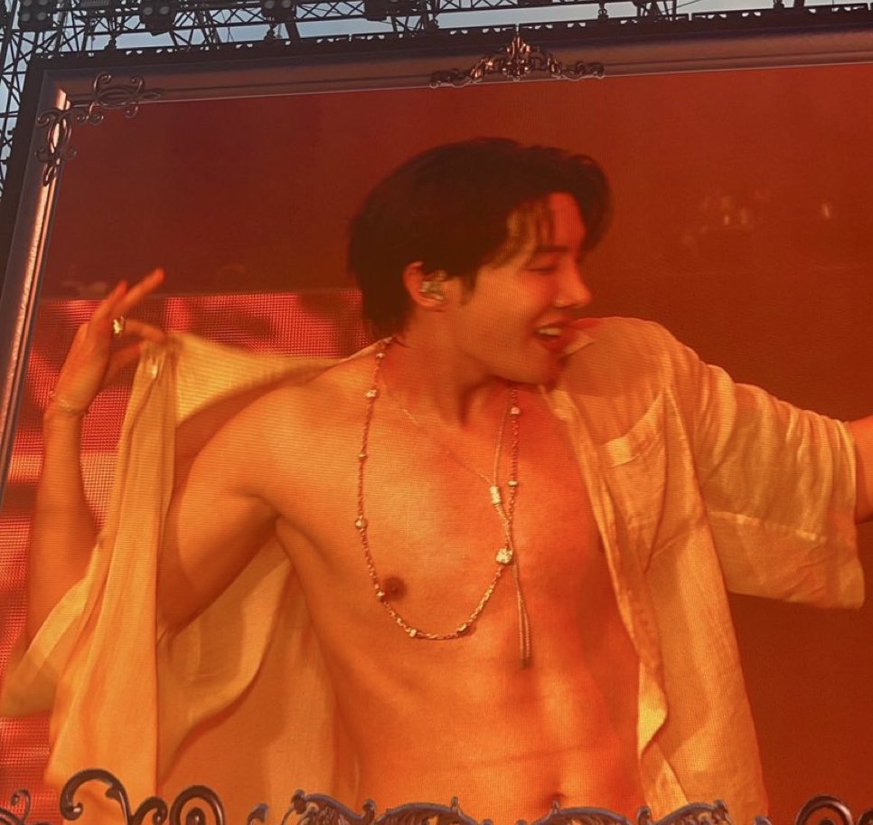 1人の人間が正面から何かに向き合い、努力で乗り越え、かつそれを楽しみ、目に見えて幾重にも大きくなった姿を目の当たりにした…j-hopeのソロ活はそんな数年間でした。感服。

そして、これはそんなj-hopeが身につけた新たな“あざとい“です。もう怖いものナシです。これからも付いていきます。
#jhope