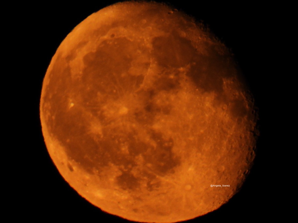 La #Luna sale,  #medianoche, tras  #montañas, #Sierra #SantaCruz, #TierrasAltas  #Used. Calurosa noche #Julio,siluetas #pinos la abrazan, se lanza al #cielo y se columpia con #estrellas #bóveda #celeste.  #calma y #tranquilidad #campos invitan #paseo nocturno.   #moon #belleza