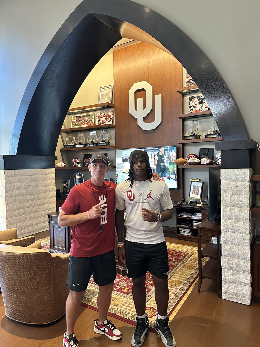 JamesDJackson15's tweet image. Not many players have breakout seasons in their freshman year. But 2028 LB Kaiden Buchanan has already shown he’s going to be a name to know. He picked up a #Sooners offer after a great camp to add to his collection.
“I was excited.”
STORY: 247sports.com/college/oklaho…