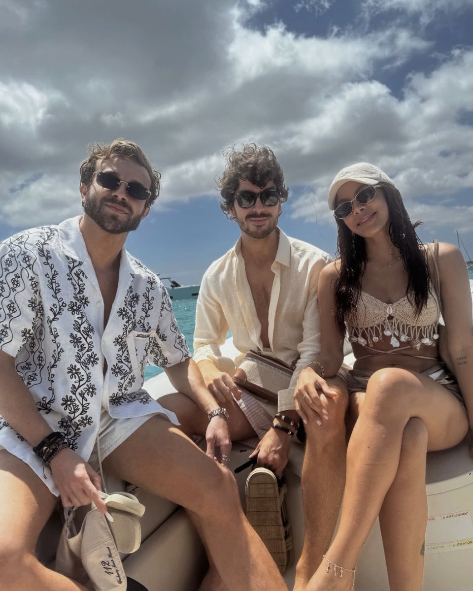 📸 Anitta curtiu um passeio de barco pela Ilha de Formentera, localizada a aproximadamente uma hora de Ibiza, na Espanha.

Conhecida por suas águas cristalinas e atmosfera paradisíaca, Formentera é um dos destinos mais exclusivos do Mediterrâneo.