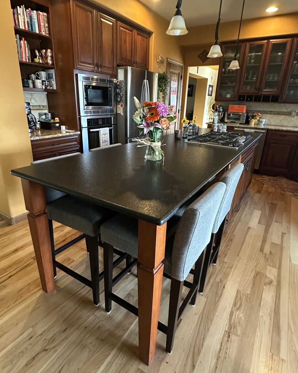 WeaverStoneCo's tweet image. Double the style and double the shine. Black Pearl from Avani Granite looks incredible on this countertop and island combo. 🖤✨

#WeaverStone #GraniteGoals #StoneStyle #BoldAndBeautiful #HomeInspo #GraniteLove