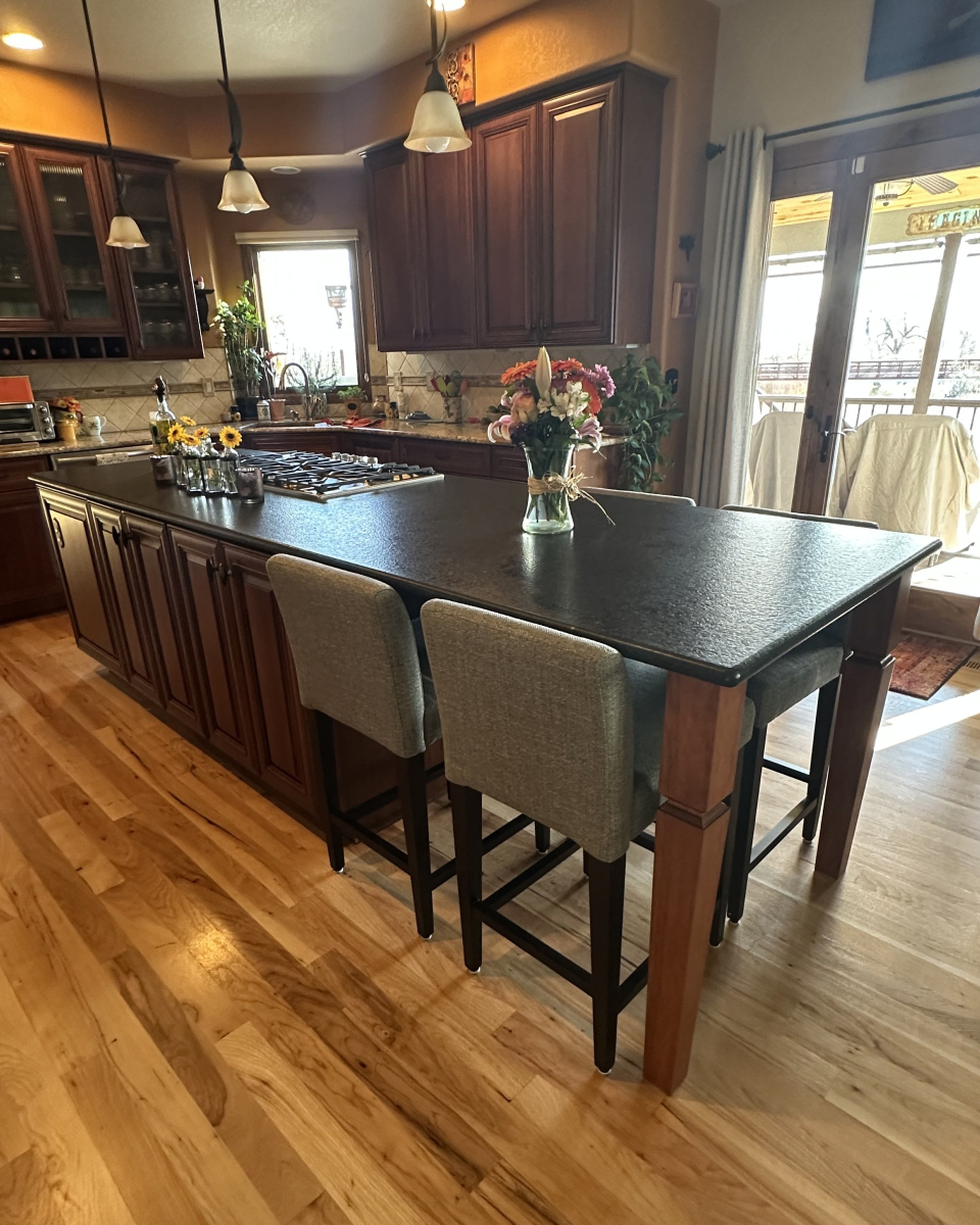 WeaverStoneCo's tweet image. Double the style and double the shine. Black Pearl from Avani Granite looks incredible on this countertop and island combo. 🖤✨

#WeaverStone #GraniteGoals #StoneStyle #BoldAndBeautiful #HomeInspo #GraniteLove