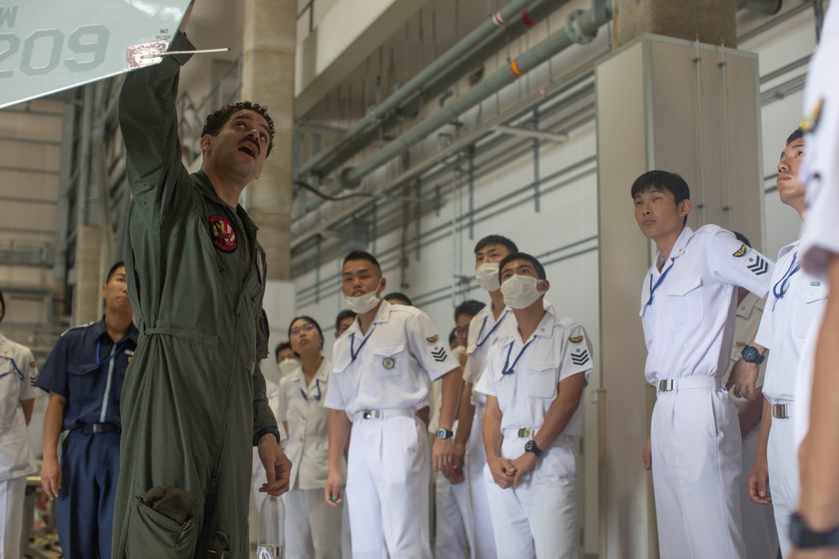 mcipac_jp's tweet image. 6月18日、海兵隊岩国航空基地に海上自衛隊の幹部候補生たちが来訪し施設見学を行いました。幹部候補生たちは、F‑35BライトニングII、KC‑130J スーパー・ハーキュリーズ、C‑12 ヒューロンなど各種機体を視察し、基地の役目などのブリーフィングを受けました。