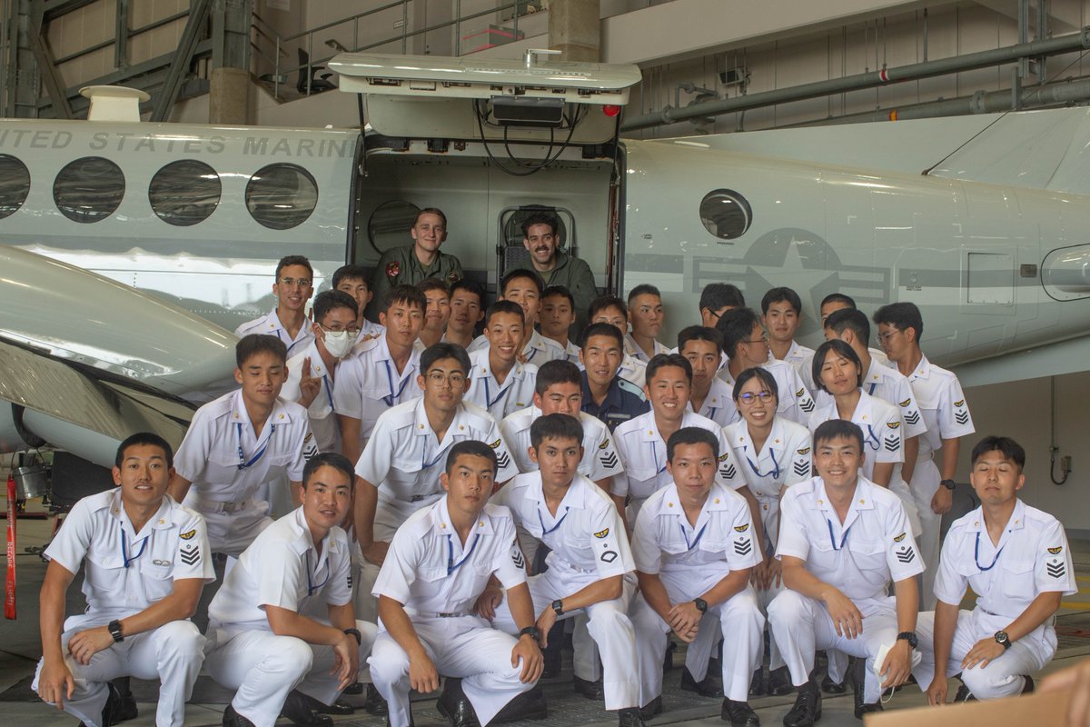 mcipac_jp's tweet image. 6月18日、海兵隊岩国航空基地に海上自衛隊の幹部候補生たちが来訪し施設見学を行いました。幹部候補生たちは、F‑35BライトニングII、KC‑130J スーパー・ハーキュリーズ、C‑12 ヒューロンなど各種機体を視察し、基地の役目などのブリーフィングを受けました。