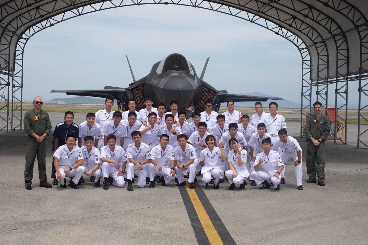 mcipac_jp's tweet image. 6月18日、海兵隊岩国航空基地に海上自衛隊の幹部候補生たちが来訪し施設見学を行いました。幹部候補生たちは、F‑35BライトニングII、KC‑130J スーパー・ハーキュリーズ、C‑12 ヒューロンなど各種機体を視察し、基地の役目などのブリーフィングを受けました。
