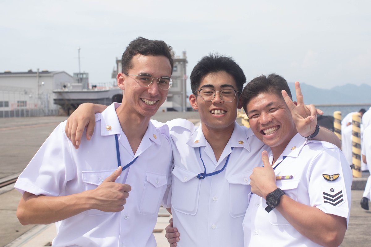 mcipac_jp's tweet image. 6月18日、海兵隊岩国航空基地に海上自衛隊の幹部候補生たちが来訪し施設見学を行いました。幹部候補生たちは、F‑35BライトニングII、KC‑130J スーパー・ハーキュリーズ、C‑12 ヒューロンなど各種機体を視察し、基地の役目などのブリーフィングを受けました。