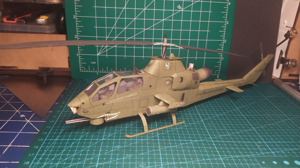 こんにちは / Howdy 👋🤠, the Bell Cobra AH-1F  paper model ✂️📏💧 from Vystrichovanki-Bestr publishing house in 1:48 scale. It's ready for rollout🦾. It also has many🔧 details like antennas, rotor head, cyclic pitch, tail skid. And very little weathering.
Design: Pavel Bestr.