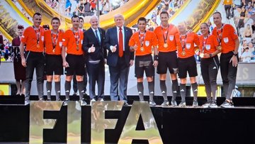 Mundial de Clubes: el presidente Donald Trump le colgó la medalla al arbitro argentino🇦🇷 Facundo Tello
Otra experiencia internacional, en la que dirigió dos partidos: el 1 a 1 entre Real Madrid-Al Hilal y la victoria de Borussia Dortmund ante Monterrey por 2 a 1 en los octavos