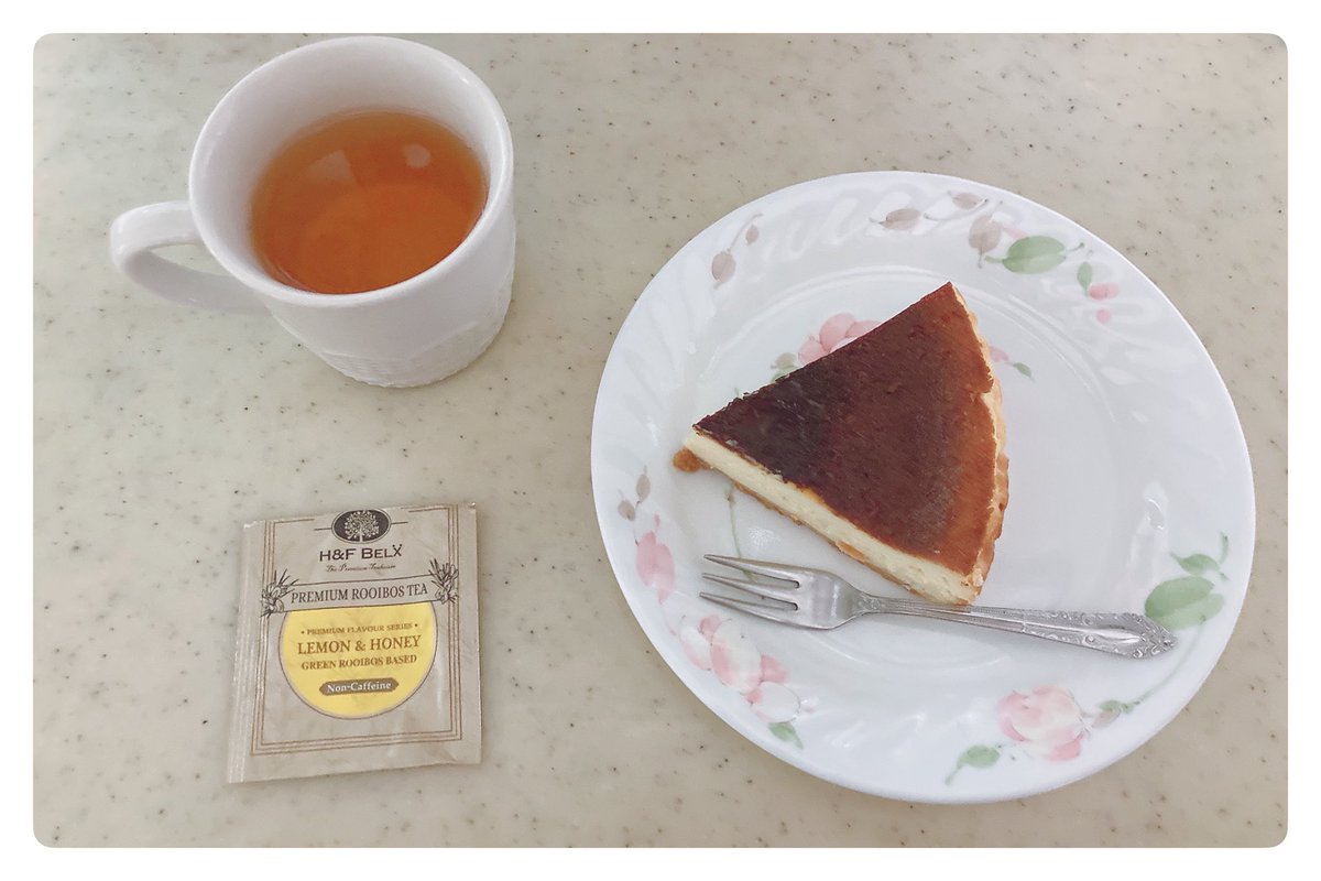 365wa036sandayo's tweet photo. 昨夜の #ティータイム
お茶は
*LEMON&HONEY/h&f belx
グリーンルイボスティーです。
手作りのチーズケーキは美味しく焼けました✩(*´˘`*)
#茶好連 #木漏れ日のお茶会 #おうちカフェ #handf #お菓子作り好きな人と繋がりたい #お菓子作り https://t.co/Vf8flOqOoV