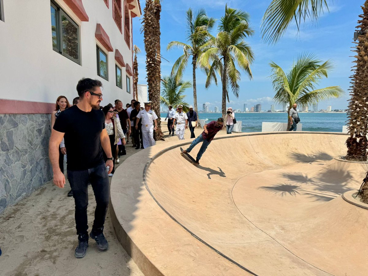 MeyerFalcon's tweet image. Miren este libro "Porque los arquitectos visten de negro" 😎
En mi caso es por comodidad y practicidad, así dedico más tiempo a lo más importante 🤓