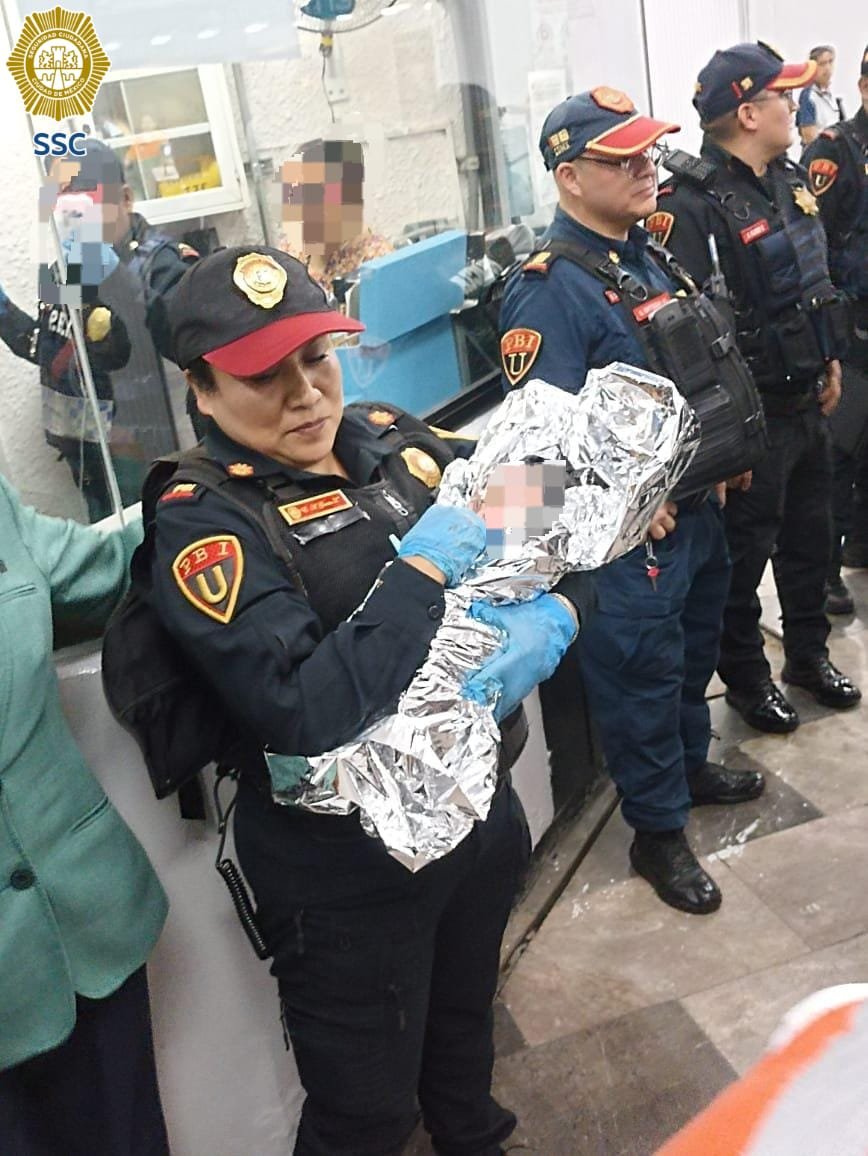 MetroCDMX's tweet photo. En la línea 2 del STC Metro, efectivos de la Policía Bancaria e Industrial (PBI) de la #SSC de la Ciudad de México, comisionados a la seguridad y vigilancia, así como de Seguridad Industrial, Protección Civil y Transportación del  Metro, auxiliaron a una joven de 17 años de edad, quien entró en labor de parto y recibieron a su bebé.