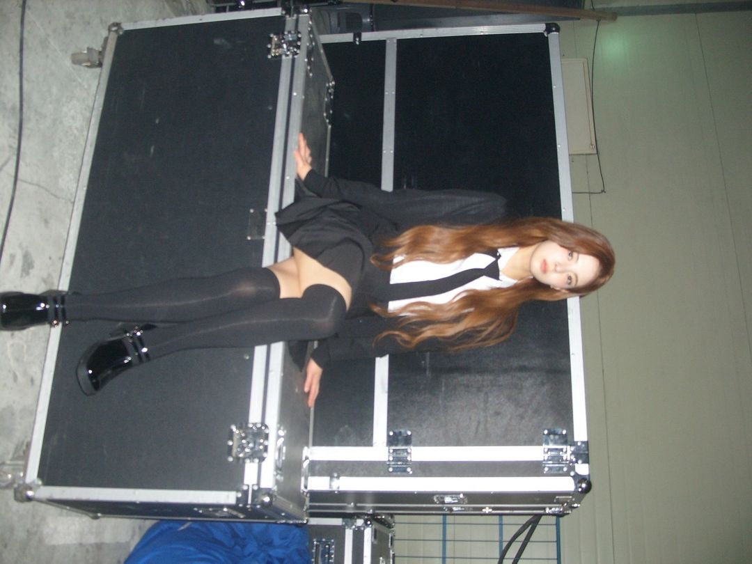juhliachoi's tweet photo. who said backstage can’t be runway? 이 순간도 spotlight even before the lights hit ᝰ ᥫ᭡ ₊˚⑅ https://t.co/ZAngekndBC